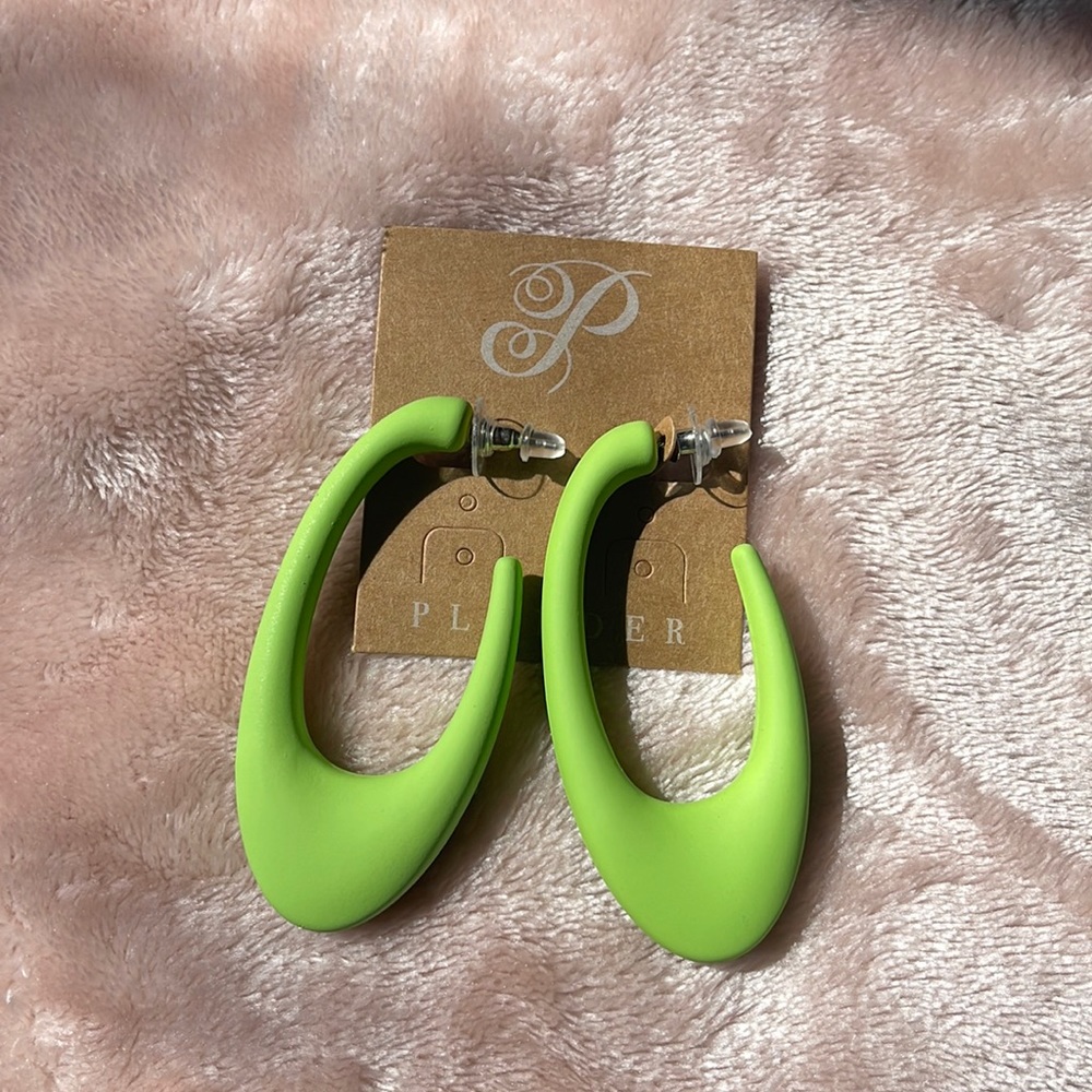 Plunder matte green earrings